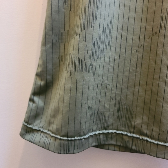 Lululemon Green Racerback Tank in Olive Green Leaf Print  - Size 4 - Picture 4 of 7